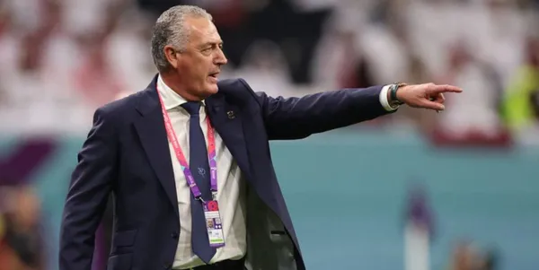 Lo que hizo Gustavo Alfaro mientras todos se iban a los camerinos