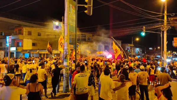 Los aficionados solo pensaban en festejar al "Ídolo" y se olvidaron del toque de queda