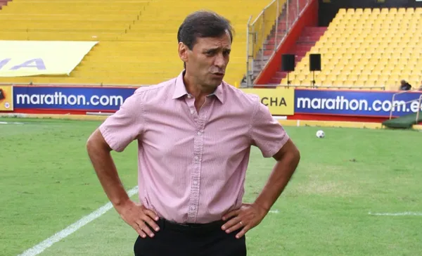 Los aficionados no soportan un día más al técnico argentino