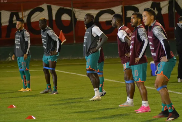 Los albos buscarían retener a uno de sus jugadores para la próxima temporada