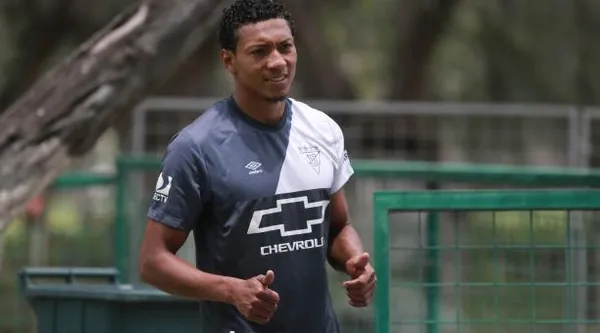 "Los albos" continúan con la pretemporada en el complejo de Pomasqui