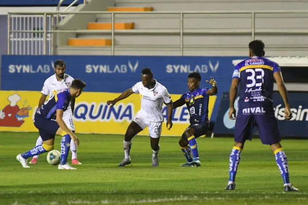 "Los albos" decepcionaron en su visita a la ciudad de Manta