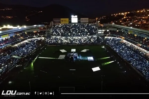 "Los albos" presentaron su plantilla e indumentaria oficial en la noche blanca