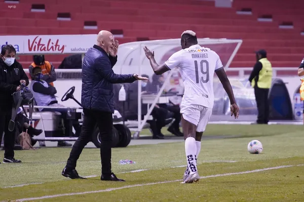 "Los Albos" punteros absolutos pero no todo es alegría en el club