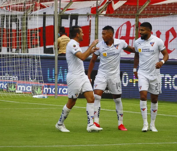 "Los Albos" tienen problemas con sus jugadores que se desempeñan por la banda derecha