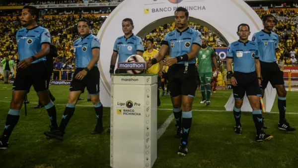 Los árbitros de Ecuador le hicieron una petición especial a la FIFA y los hinchas están furiosos