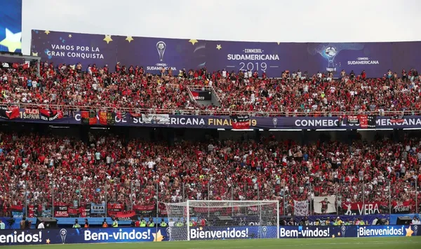 Los hinchas argentinos llegaron por todos los medios para ver como IDV terminó por ganarles la copa