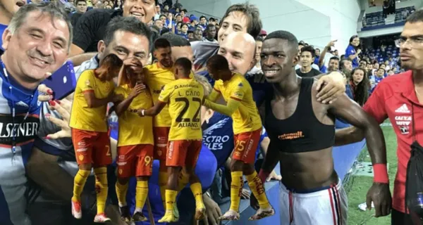 Los hinchas de Aucas le pidieron fotos a este jugador de Aucas