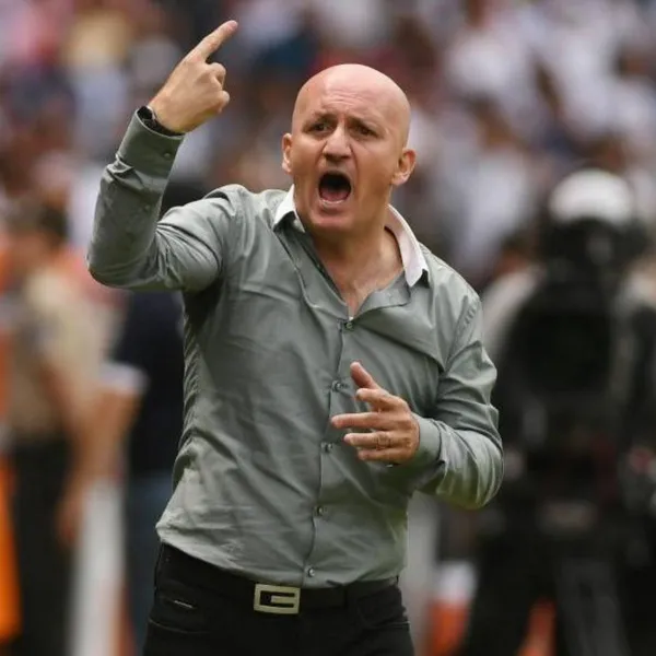 Los hinchas bromearon con la posibilidad de que luego de tanto tiempo de encierro, el entrenador de LDU, Pablo Repetto salga con cabello