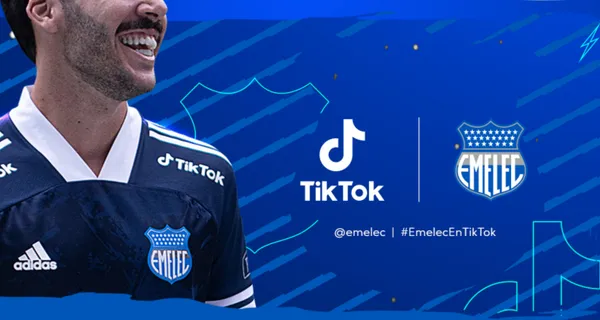 Los hinchas de Emelec compraron la nueva camiseta de Emelec y rompieron con la expectativa que se tenía en el club. En el primer día se vieron filas largas de seguidores