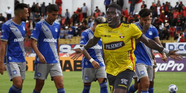 Los hinchas de Emelec se mostraron enojados por el juagdor