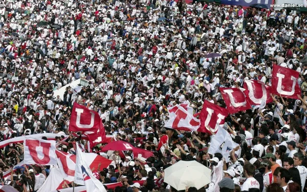 Los hinchas de Liga llegaron en buen número hasta Cuenca para apoyar el equipo