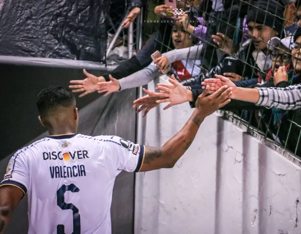 Los hinchas de Liga respaldaron a Luis Antonio Valencia tras los ataques