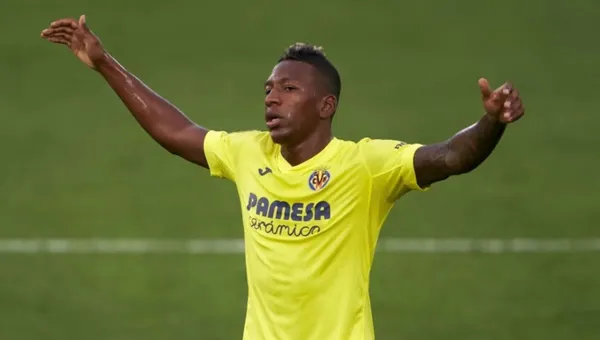 Los hinchas se molestaron por la forma como despidió el Villarreal a Pervis Estupiñán