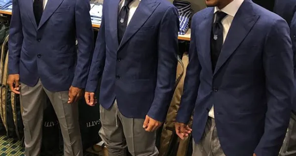 Los jugadores de Emelec lucieron sus ternos lujosos con deportivos