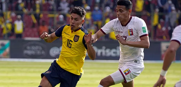 Los jugadores de la selección antes de iniciar el partido con El Salvador salieron con el mensaje "Fuerza Jeremy Sarmiento"