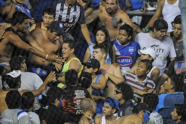 Los recurrentes incidentes en la General de la Av. Quito se registraron entre hinchas del cuadro Millonario