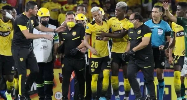 Luego del fuerte choque Byron Castillo fue a parar al hospital y uno de sus grandes amigos en Barcelona SC lo fue a ver cómo estaba