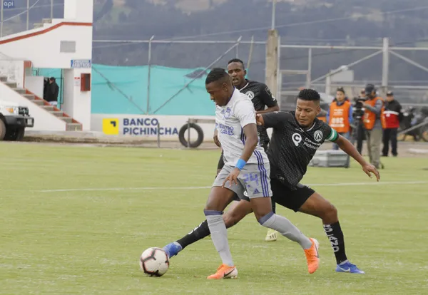 Luis Espinel se mostró muy molesto con el jugador que cometió el penal ante Emelec y ha decidido no contar más con él