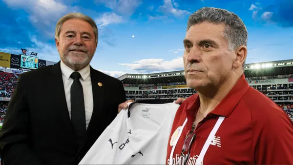 Luis Fernando Suárez e Isaac Álvarez en el Estadio Rodrigo Paz (Foto tomada de: Liga de Quito/AFP)