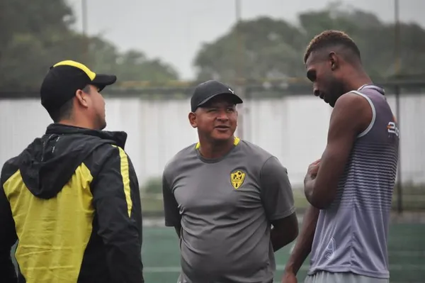 Luis Miguel Garcés, ex jugador de Liga de Quito y Barcelona SC, tomó las riendas de Fuerza Amarilla esta temporada