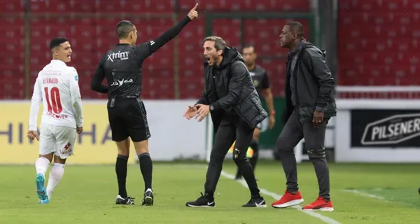 Luis Zubeldía se fue a las duchas antes de tiempo en el partido contra Deportivo Cuenca. Liga de Quito no se quedó de brazos cruzados