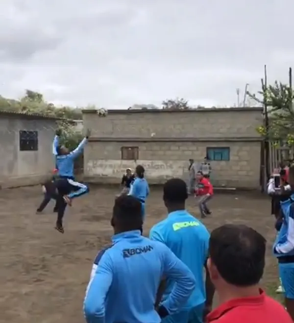 Macará tuvo que jugar un partido de ecuavolley para deliberar si podían pasar de los manifestantes