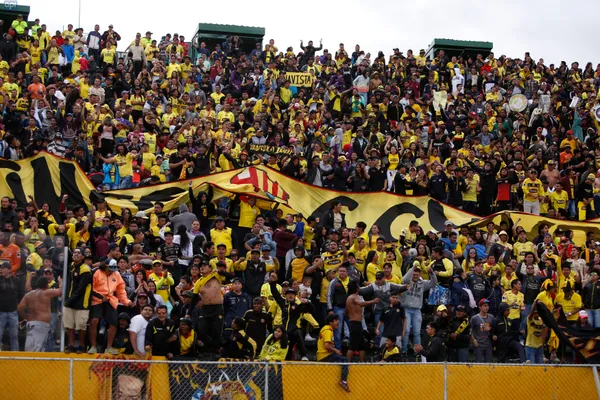Mal llamados hinchas, identificados con Barcelona SC, causaron desmanes a las afueras del estadio Monumental luego del cotejo de la Súper Liga Femenina