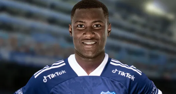 Marcos Caicedo está lesionado y ya no piensa en Emelec que pasa un mal momento. Mira dónde apareció