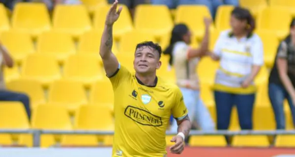 Mario Pineida recibió una falta pero no la cobraron dentro del área ya que el lateral es corpulento y parece que los referís esperan que quede muy golpeado