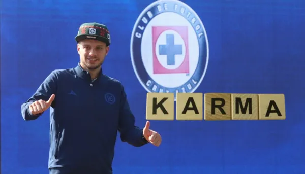 Martín Anselmi con el buzo de Cruz Azul de México.