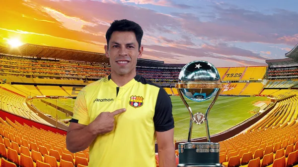 Matías Oyola con la Copa Sudamericana. Foto tomada de : Primicias