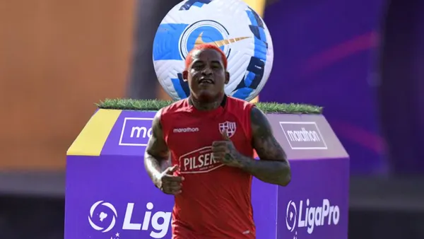 Michael Arroyo entrenando, fondo de la Liga Pro