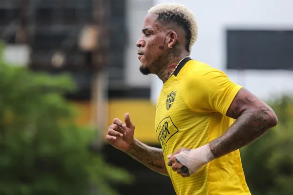 Michael Arroyo fue una figura destacada del cotejo entre Barcelona SC vs Guayaquil City y por ello los hinchas de un club ya lo piden