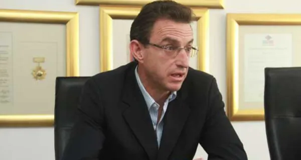 Michel Deller fue multado con 1200 dólares por no usar bien la mascarilla en el partido de Independiente del Valle frente a Emelec y aparte de eso el equipo recibió 3 multas más