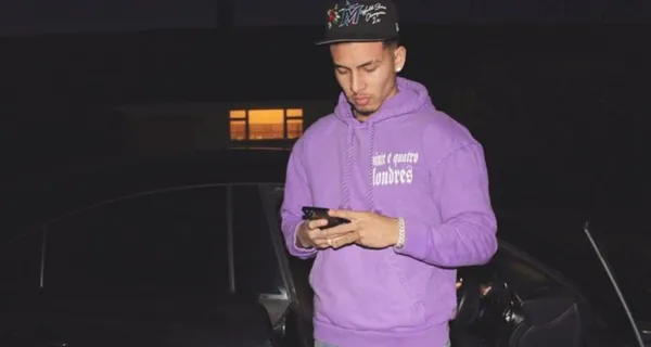 Mientras Jeremy Sarmiento se recupera de su lesión tiene un pasa tiempos un tanto inesperado