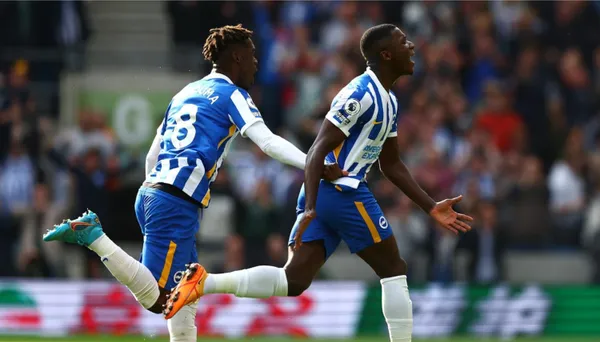 Mientras sus compañeros festejaban el triunfo sorprendió lo que hizo Moisés Caicedo