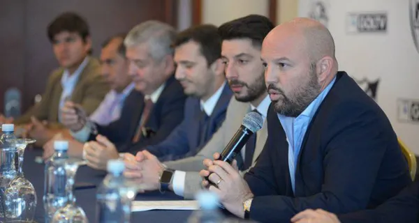 Miguel Ángel Loor tendría pensado en lleva a todos los directivos a Miami para hacer una reunión, mientras aquí la justicia lo requiere para rendir cuentas