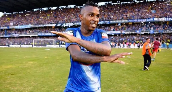 Miller Bolaños gana cerca de 60 mil dólares mensuales en Chongqing Lifan de la Superliga China y aprovechó para comprarse un auto de lujo y traerse al país, con el que se pasea por las calles de Guayaquil