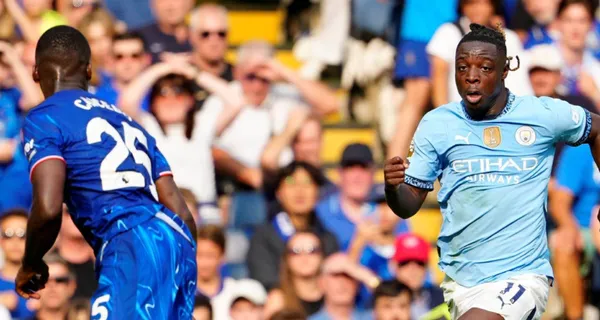 Moisés Caicedo ante Doku / Foto: Olé