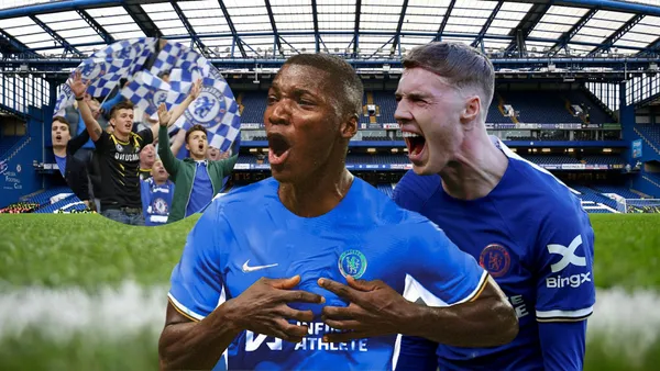 Moisés Caicedo celebrando el gol con Palmer