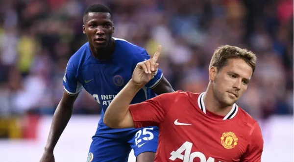 Moisés Caicedo con la camiseta de Chelsea, al lado Michael Owen. FOTO: Transfermarkt