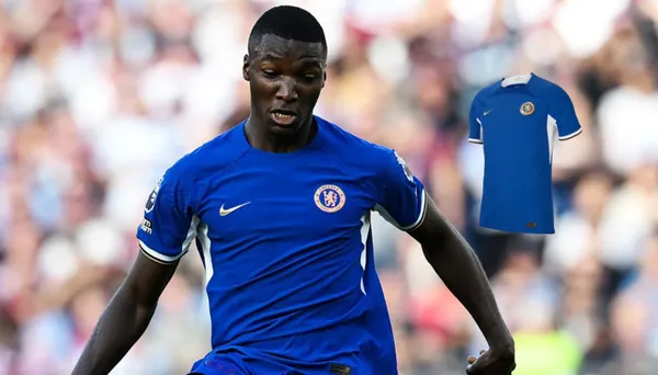 Moisés Caicedo con la camiseta de Chelsea de esta temporada.