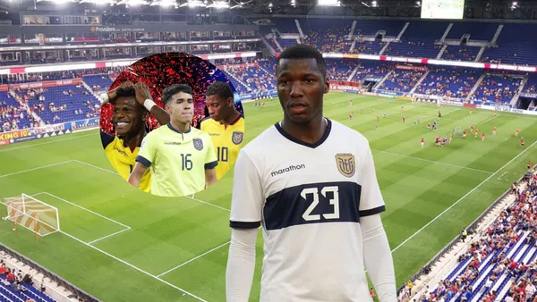 Moisés Caicedo con la camiseta de Ecuador, observando a Robert Arboleda, Kendry Páez y Gonzalo Plata