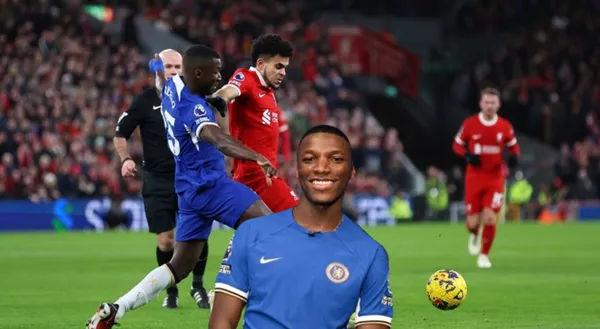 Moisés Caicedo con la camiseta del Chelsea de Inglaterra.