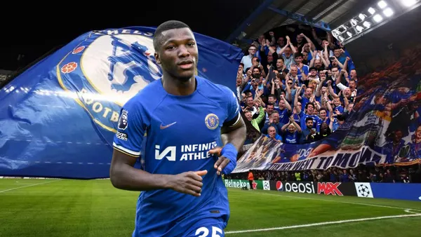 Moisés Caicedo corriendo, hinchas del Chelsea. Foto tomada de: Antena 2/Chelsea