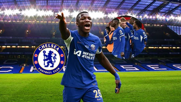 Moisés Caicedo dando instrucciones en Chelsea en Stamford Bridge