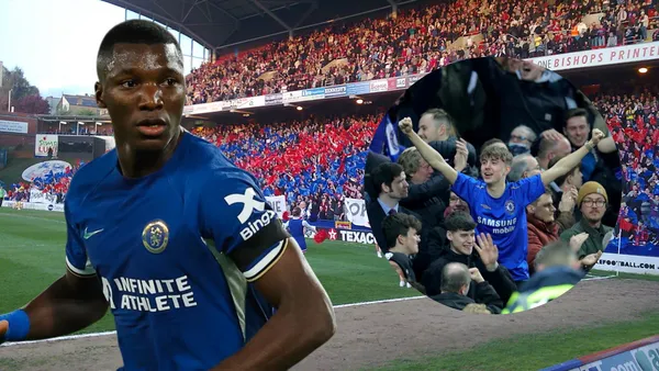 Moisés Caicedo e hinchas del Chelsea (Foto tomada de: Wikipedia/Chelsea)