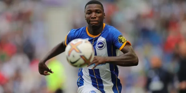 Moisés Caicedo no fue titular frente al Wolverhampton y las cámaras captaron su reacción.