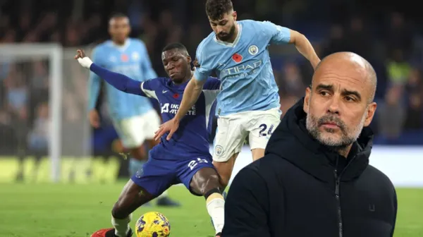 Moisés Caicedo jugando ante Manchester City, al lado Pep Guardiola. FOTO: El Universo